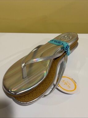 NWT Solei sea metallic flip flop size 6.
